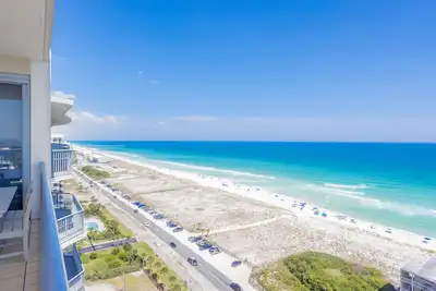 Image de Penthouse Views! 4 bedroom Condo - Emerald Dolphin 1750