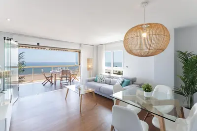 Image de Luxueuse et belle propriété de trois chambres en bord de mer