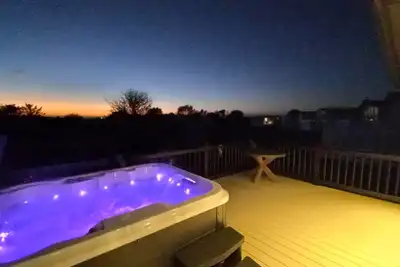 Twilight Lodge & Hot Tub (2 Bd rm) 2. 5 miles to beach, peaceful setting.
