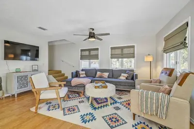 Image de Large Deck/ in-law suite /Walk to Beach/ Location!