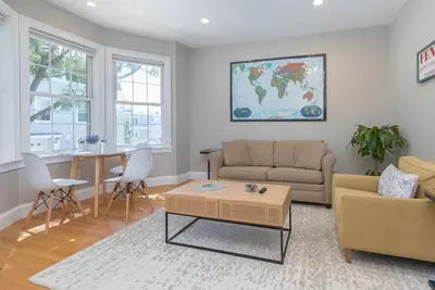 Image de Clean and convenient w/ patio! Walk to Boston highlights!