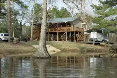 Image de New Water Front cabin on North Caddo Lake- private boat launch, dock, much more!