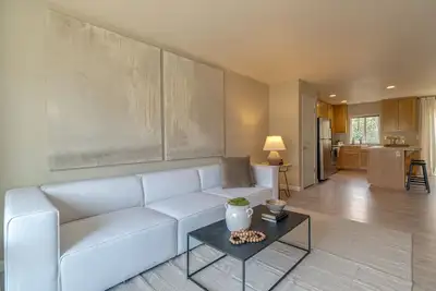 Image de Stylish Entire Townhome w/ greenspace throughout! ! Serene!