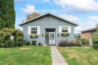 Image de Cozy Spotless Lake Cottage- Flowers Galore, Sandy Beach, Gorgeous Sunsets