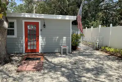 Image de Beautiful Detached Remodeled Cottage Studio/ Downtown Palm Harbor. Non Flood Zone
