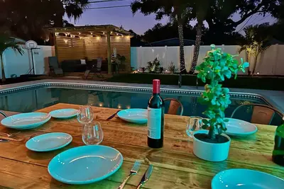 Image de Tropical Jungle Villa w/ heated pool- 10 min walk to Ocean!
