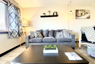 Image de Hello Louise•Patio•HuluTV•Spacious