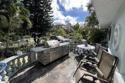 Image de The Perfect getaway Home! Luxurious outdoor grill! In the Heart of Ozona! !