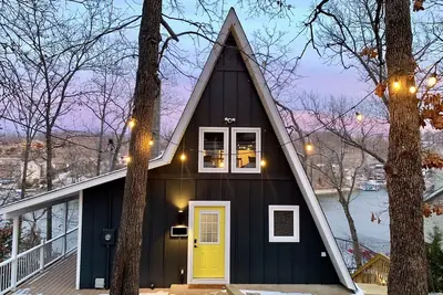 Image de Awesome Lakefront A-Frame Cabin! Unique & Cozy Interior, Dock, Great Location!
