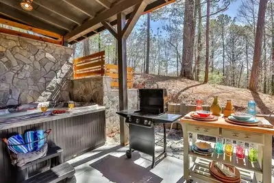 Image de A Relaxing Escape! Cabin sleeps 10 w\/ Firepit, HotTub, In\/Out Pools & Game Rm