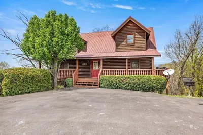 Image de Springtime in the Mountains! Cheerful 5 bedroom cabin - 2 Hot Tubs & Game Room