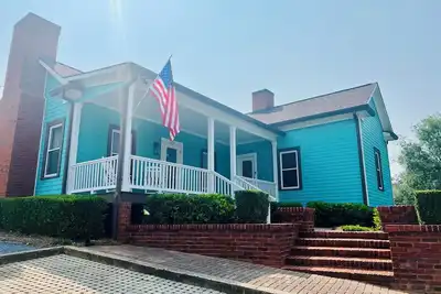 Image de A totally renovated home in the heart of Roswell and central to Roswell’s best.