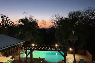 Image de Charmant Bungalow avec piscine et jardin verdoyant Ă 5min de la plage!