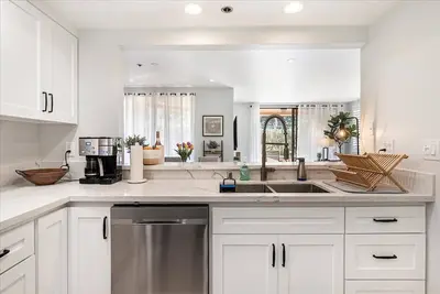 Image de Designer, Beachside 2Bd Condo with Pool\/Spa & Gym! Redondo Beach