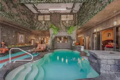 Image de Entire 4 Suite Botique Hotel like home w/ Indoor Pool & Waterfalls