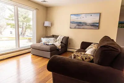 Image de Specious Quiet 3b2b single family home with fish pond and Netflix more
