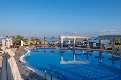 Image de Alexander Beach Hotel & Village Resort, the quiet, green beach front oasis Malia