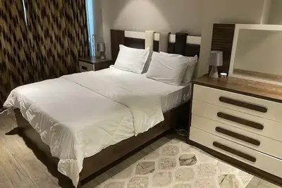 Image de 5min drive from the airport, neatly aligned 1 bedroom apartment.