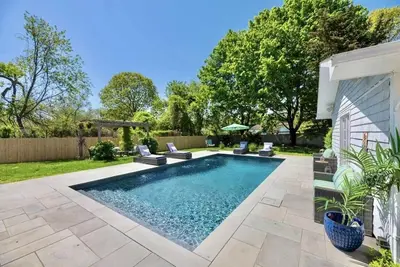 Image de Shelter Island Retreat With Pool. . . Close To Beach & Pet Friendly