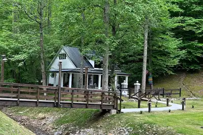 Image de The Red Dog Cottage In The Woods w\/ Hot Tub