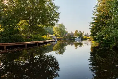 Image de Évasion familiale au Bord de l’eau avec Spa, kayak, paddle et univers NÉONS