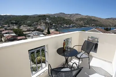 Image de Close to the beach, spacious one-bedroom apartment with sea views.