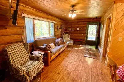 Image de Beautiful log cabin on a private wooded lot