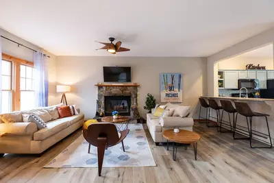 Image de Chic & Comfy Fully Renovated w New Game Room Only 3 minutes to Camelback Resort