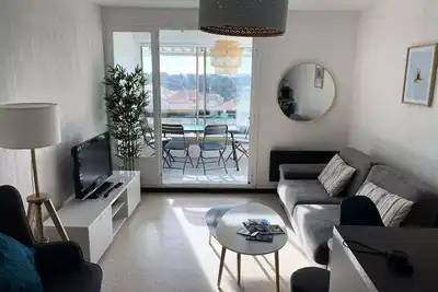 Image de Joli T1 Ă Bandol avec vue petite vue mer