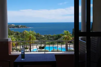 Image de superbe appartement, vue imprenable sur la piscine à vagues