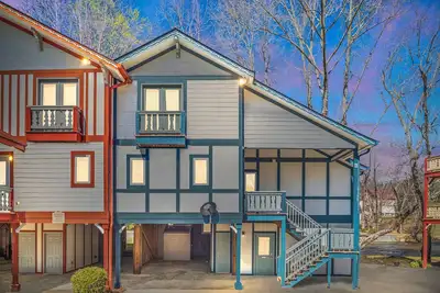 Image de ★ Scenic River Stay ★ Hot Tub + Steps to Downtown ★
