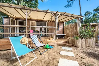 Image de Mobil-home Garden 3ch | Premium - 33m²- terrasse couv -Tv - Lv - plancha - baignoire - Wifi Gratuit 6 personnes