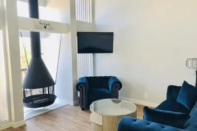 Image de Newly Remodeled Modern Home - 5 min from lake, marina, and pool!