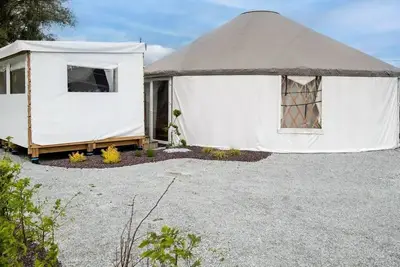 Séjour Insolite : Yourte Confortable avec Cadeau Local Offert 8 personnes