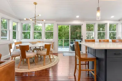 Image de Gorgeous Home. Great deck, family living area close to Beach