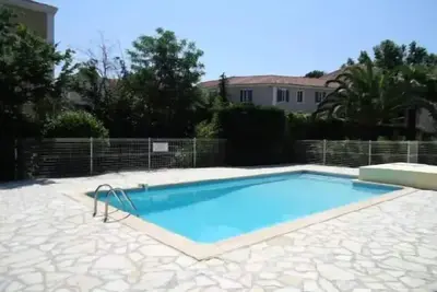 Image de Piscine, bord de mer, grande terrasse aménagée.