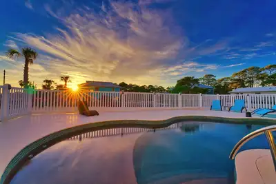 Image de Book Now! New Pool! Pet🐶 friendly, Gear &Games, Close to Beach!