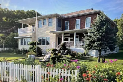 Image de Grand home with views of the Mississippi!