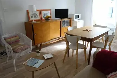 Image de Charmant T3 entièrement refait à neuf, à quelques mètres des plages.