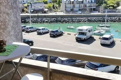 Image de Studio von 35m2, mit vollem Meerblick auf den Hafen von Dahouët.