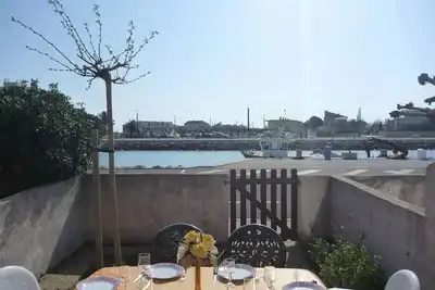 Image de Maison spacieuse climatisée avec vue sur le canal, quartier Robinson