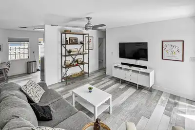 Image de Lovely & Bright Comfy Haven: 2 Br 1 Ba Walk to Beach, Yard, Parking