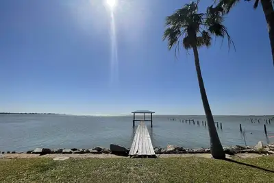 Image de Charming Waterfront House w/ Private Fishing Pier