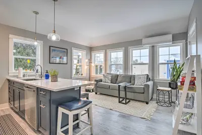 Image de Walk to Dtwn: Charlevoix Townhome w/ Fireplace