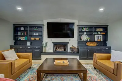 Image de Entire Spacious, Cozy home with backyard retreat