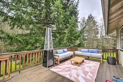 Image de Central 4-Acre Cottage w\/ Deck: Walk to Bay!