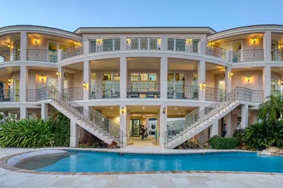 Image de Sunset Sanctuary Ultra-Lux Oceanfront Home, Heated Pool, Beach, Grill, Dock, Kay