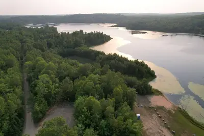 Image de Cabin within a short walk to the beach and boat landing.