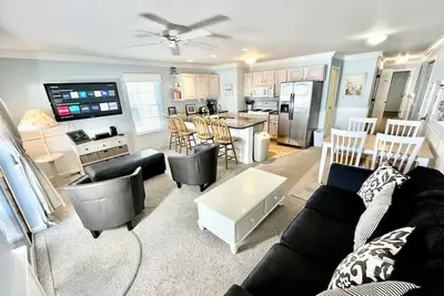 Image de 4 Bedroom 1/2 Block from Beach & Boardwalk w/ Pool Access