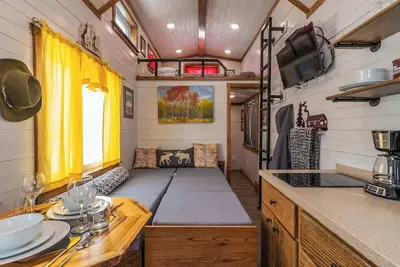 Image de Tiny House Marshall- 1 block from Harrison